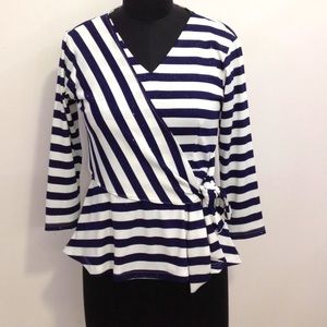 Stretchable top with blue and white